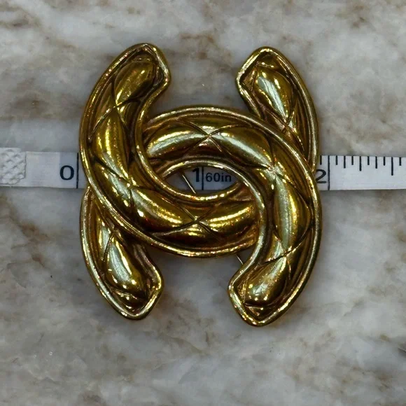 CHANEL Vintage Gold-Tone CC Matelesse Logo Brooch. Authentic, pre-loved. - Picture 9 of 11